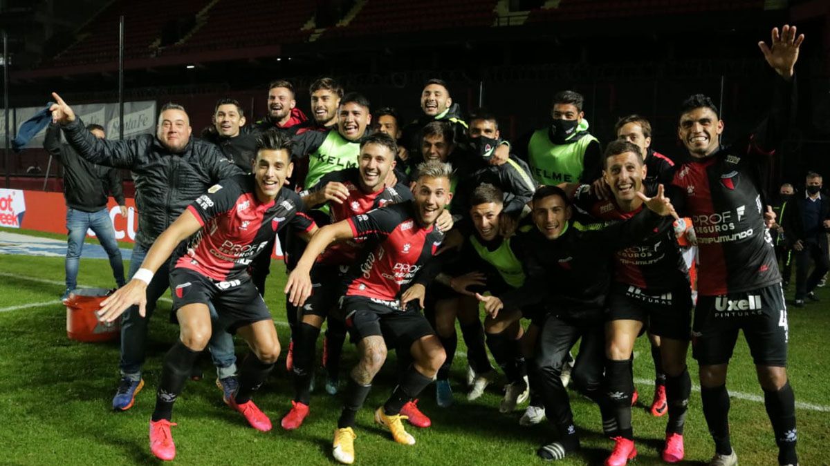 Colón eliminó por penales a Talleres y jugará ante Independiente.