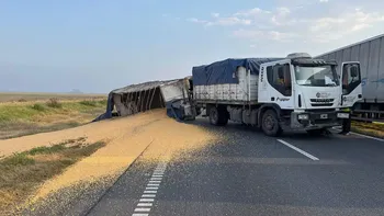 El chofer volcó la carga de granos que transportaba. (Foto: Infobae)