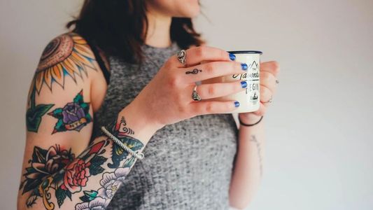 Qué significa tener muchos tatuajes, según la psicología