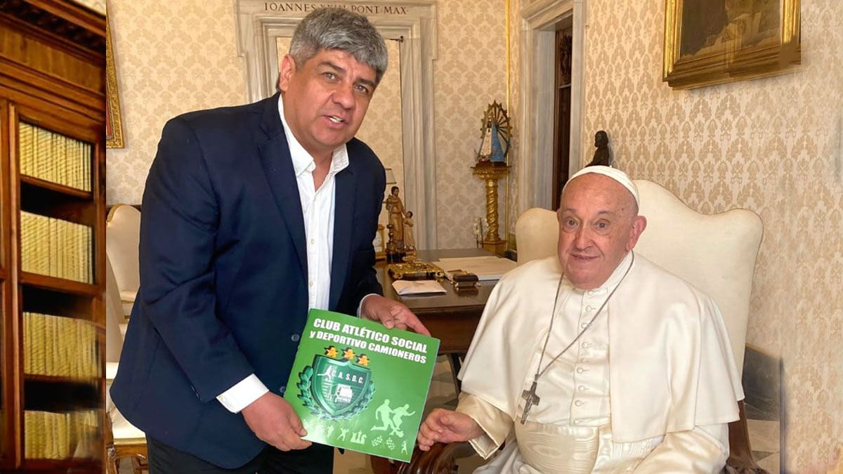 Pablo Moyano le regal&oacute; al papa un libro con la historia del club de f&uacute;tbol Camioneros que participa en los torneos de la AFA. (Foto: Cuenta de X)