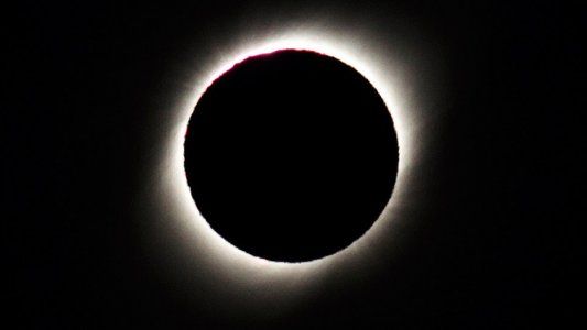 Un eclipse total de Sol en la Patagonia convertirá al mediodía en noche: qué es y cómo verlo