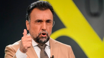 El periodista Roberto Navarro fue agredido por tres personas en la vía pública