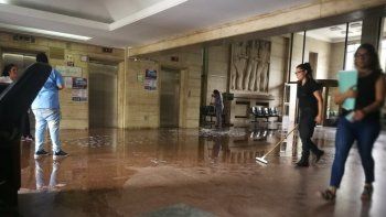 Piden extender la feria judicial en Comodoro Py por desborde cloacal y falta de limpieza en los baños