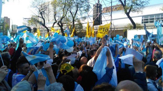 “Mauricio la da vuelta”: el jingle que surgió del público y que Peña se apropió como eje de campaña