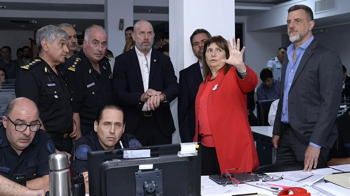 Patricia Bullrich monitoreó la marcha de la CGT desde el Comando Unificado de la PFA (Foto: Telam).