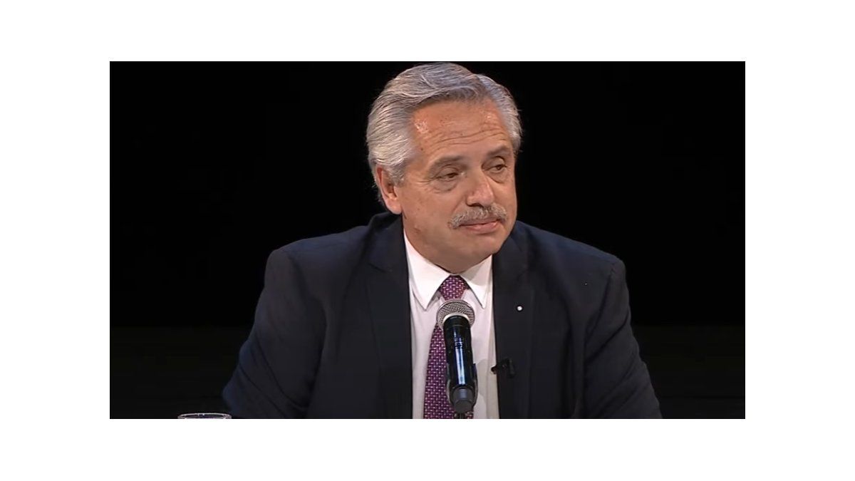 Alberto Fernández pidió un aplauso para Ginés González García durante un acto oficial. (Captura TV)