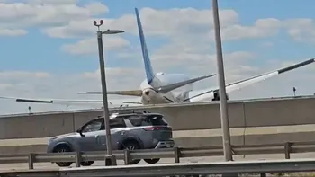 Un avión chocó contra un camión antes de aterrizar: el impactante video del momento Un avión chocó contra un camión antes de aterrizar: el impactante video del momento