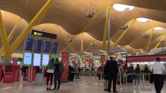 España recibe a los turistas con su plan de vacunas completo