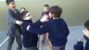 Emotivo video del gol que hizo un nene con andador y que festejaron todos sus compañeritos