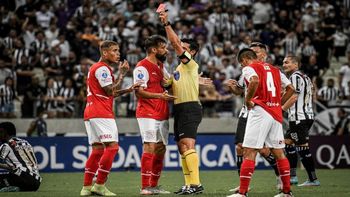 Ayrton Costa fue expulsado en el partido a los 11 minutos del primer tiempo. Ayrton Costa fue expulsado en el partido a los 11 minutos del primer tiempo.