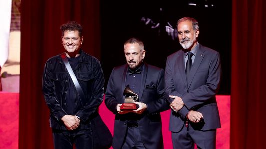En una ceremonia muy emotiva Alejandro Lerner recibió el Latin Grammy a la Excelencia Musical