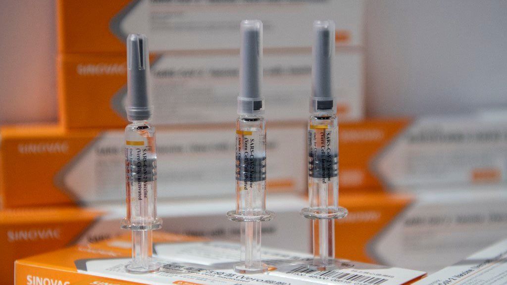 Laboratorio chino niega que su vacuna esté relacionada con el incidente grave que provocó la suspensión de la prueba en Brasil