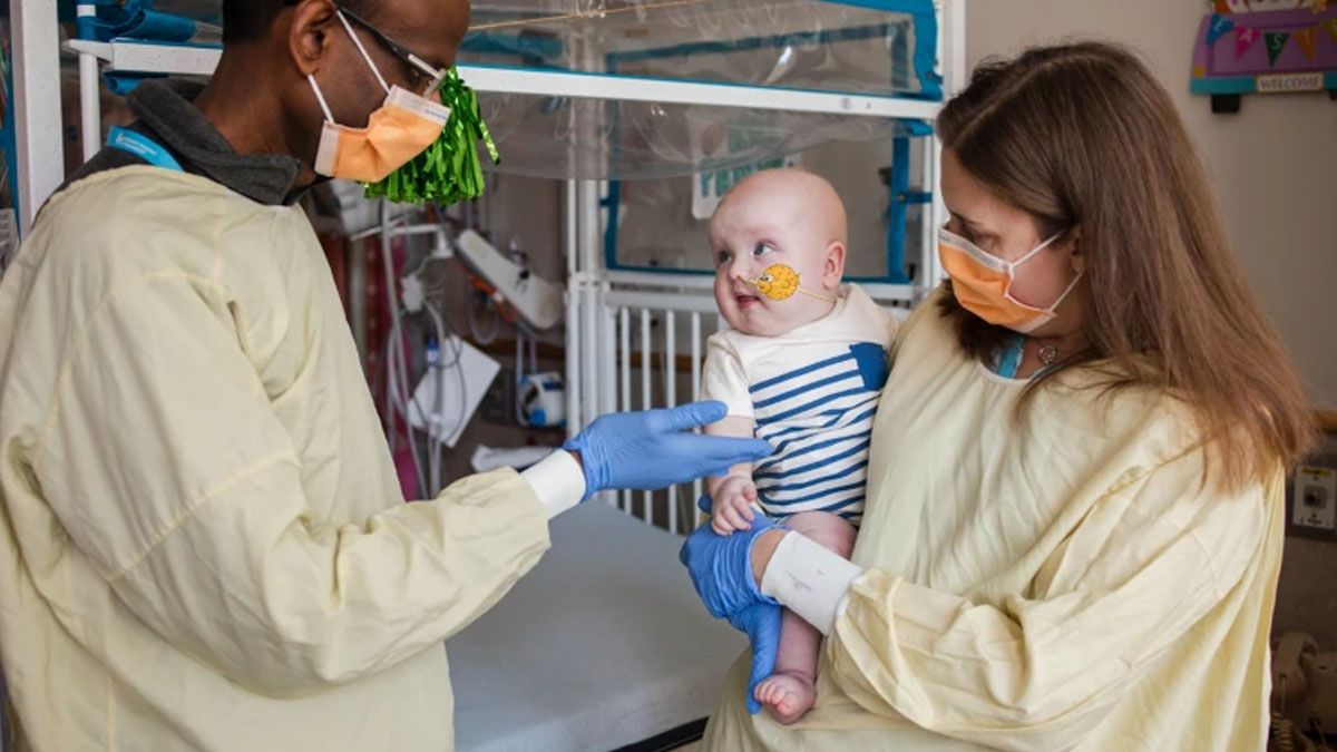 Felicidad plena. La madre, el médico y el pequeño KJ, todos protagonistas de una solución con un Felicidad plena. La madre, el médico y el pequeño KJ, todos protagonistas de una solución con un