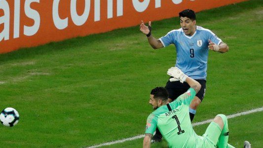 El insólito pedido de penal de Luis Suárez por una mano del arquero chileno ¡dentro del área!