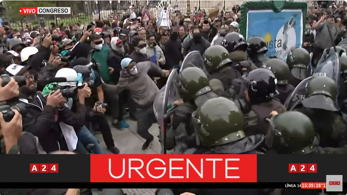 Fuerte operativo policial en el Congreso ante una nueva marcha de jubilados. (Foto: captura).