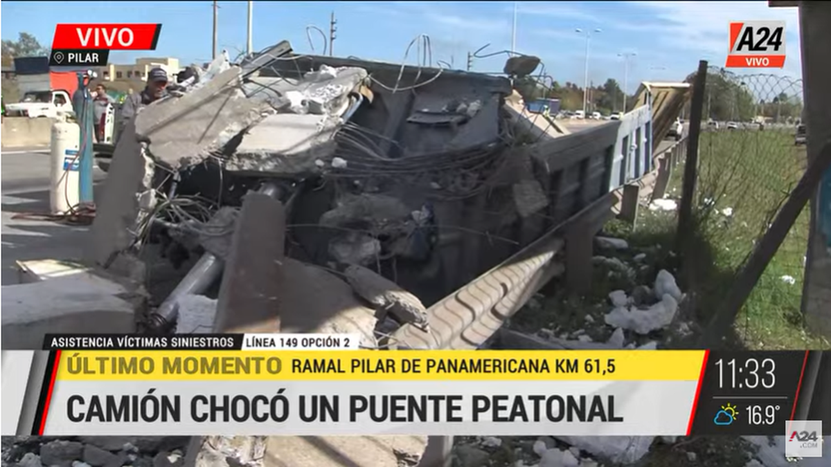 Pilar: un camión embistió y derrumbó un puente peatonal en la Panamericana (Foto: captura A24).