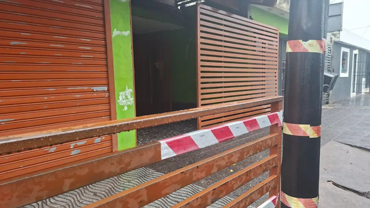 Conmoción en Córdoba: un hombre murió electrocutado tras salir de una pileta y agarrar un micrófono