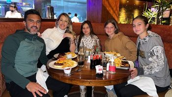 Mica Viciconte celebrando su cupleaños junto a Fabián Cubero y sus tres hijas.  