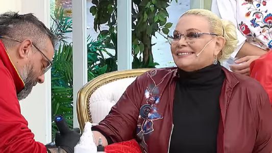 Carmen Barbieri se tatuó en vivo la cara de un famoso cantante