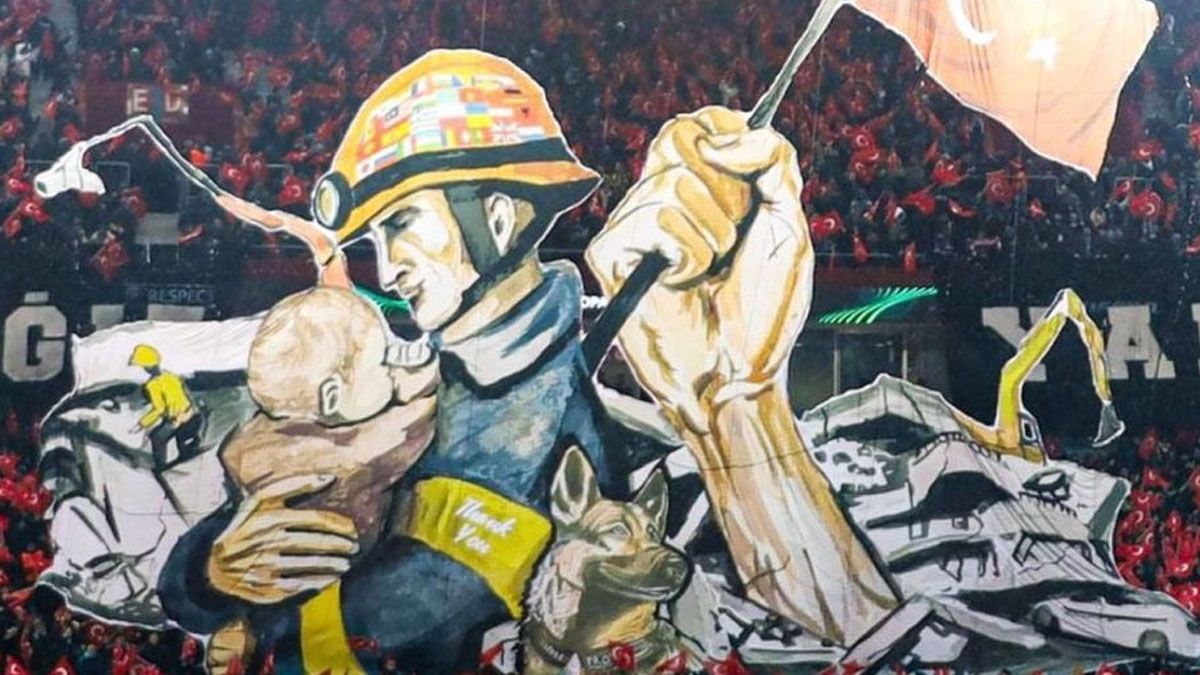 Una hinchada de Turquía protagonizó un sentido homenaje a los rescatistas que trabajan tras el terremoto
