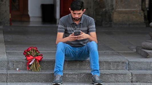 Falleció el amor: se enamoró de una moza, la buscó en Twitter y terminó humillado