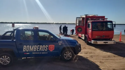 Una pareja cayó con su auto al río Paraná, ella se salvó y buscan al hombre