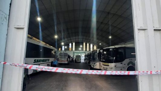 Un chofer dio marcha atrás con su colectivo y mató a un compañero de trabajo