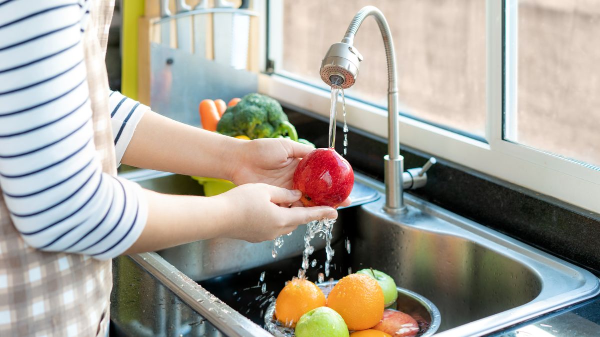 El correcto lavado de frutas y verduras ayuda a retirar suciedad