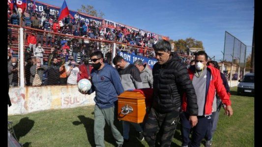 Trinche Carlovich: Una multitud rompió la cuarentena para despedirlo