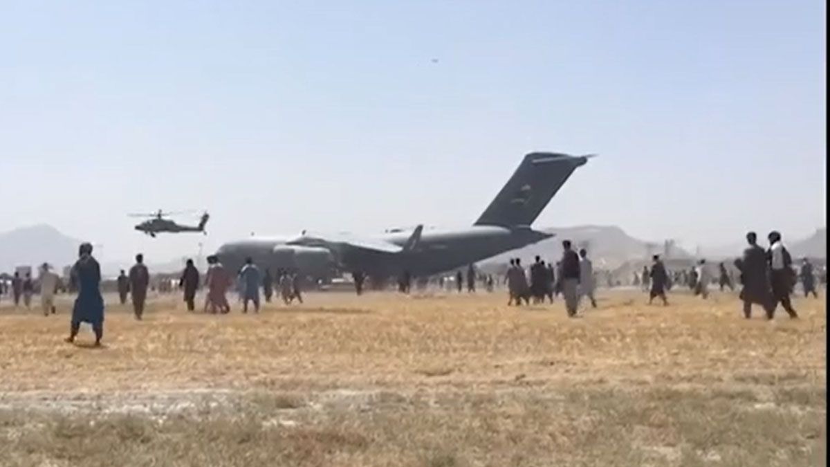 Helicópteros norteamericanos aseguran el despegue de aviones con evacuados (Foto: AP)