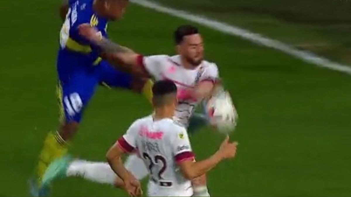 Fabra tiró un centro y dio en el brazo de González. ¿Era penal para Boca?