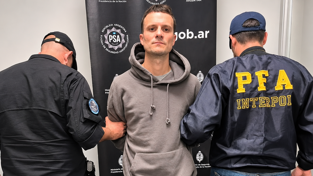 Juan Manuel Reverter fue arrestado por la Polic&iacute;a Federal tras aterrizar en un vuelo procedente de Miami. (Foto: Polic&iacute;a, mejorada con IA)