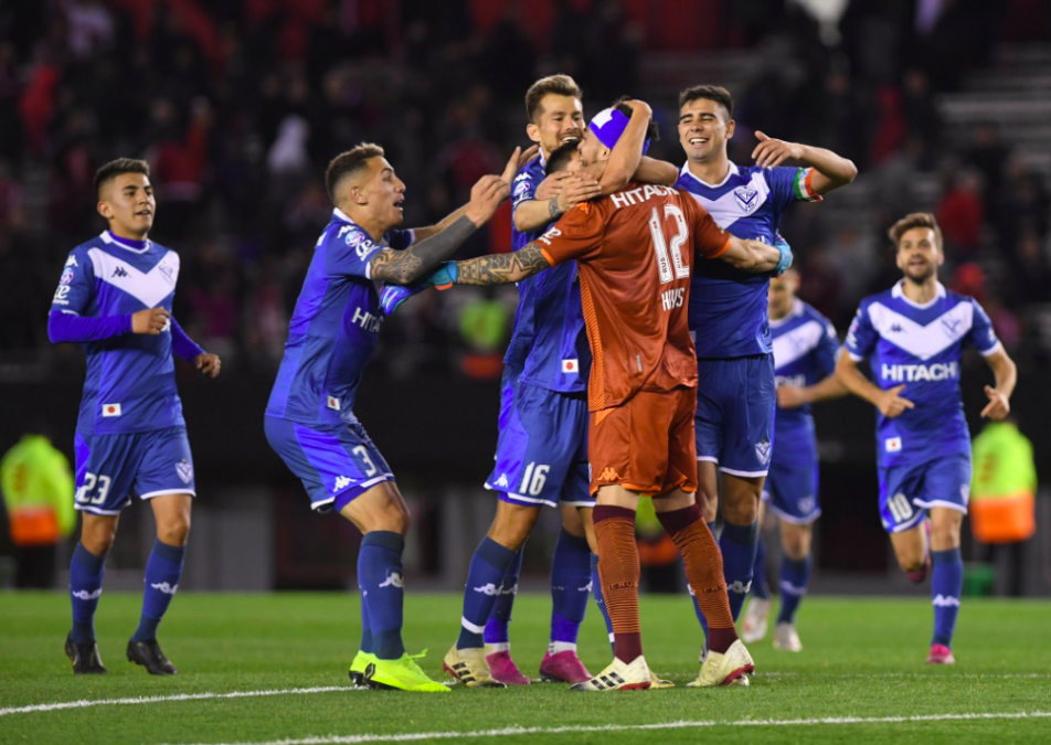 Superliga: Hoyos coronó su gran noche con un penal atajado y fue la gran figura de Vélez en el triunfo ante River