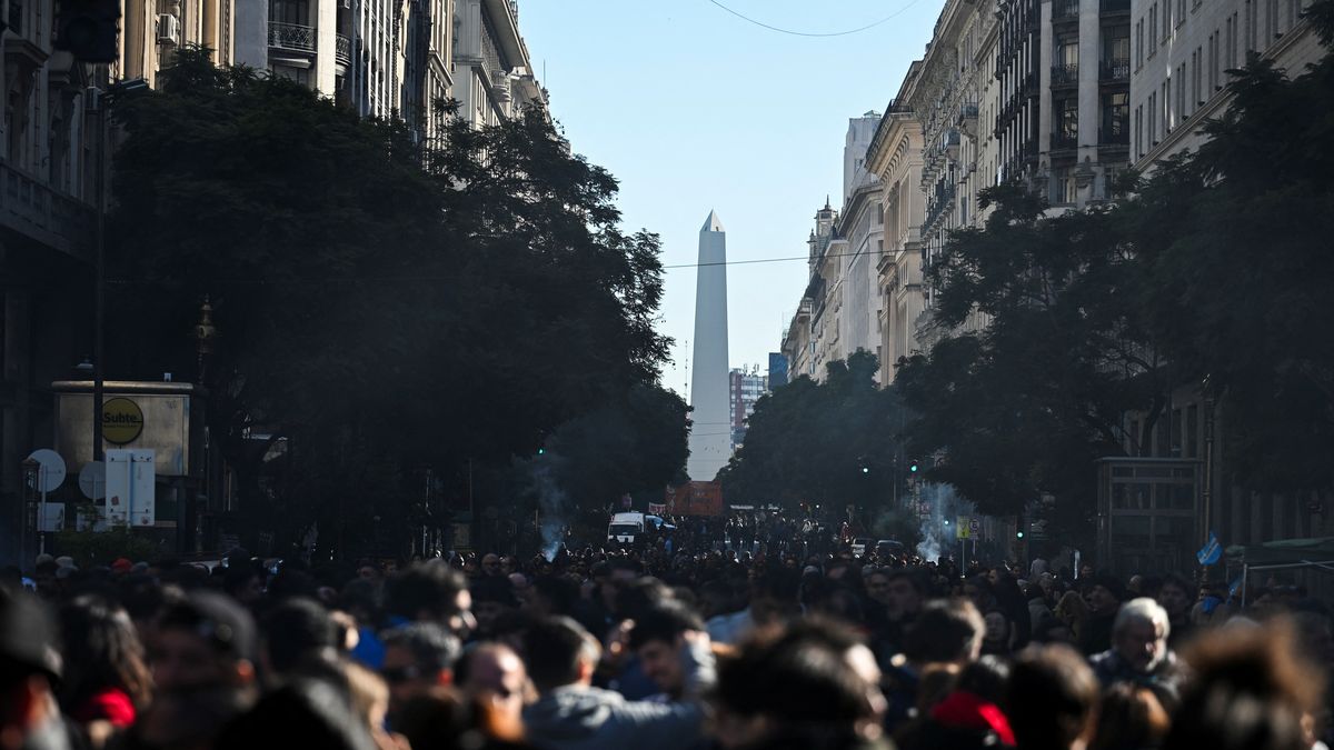 La expresidenta le habla a una gran cantidad de manifestantes que se concentran en Plaza de Mayo (Foto: Reuters/Martin Cossarini).