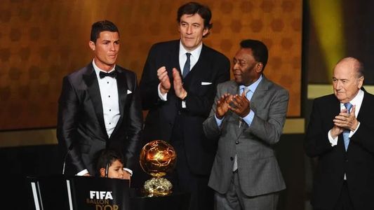 ¡El que le entregó Pelé! Cristiano Ronaldo vendió uno de sus Balones de Oro