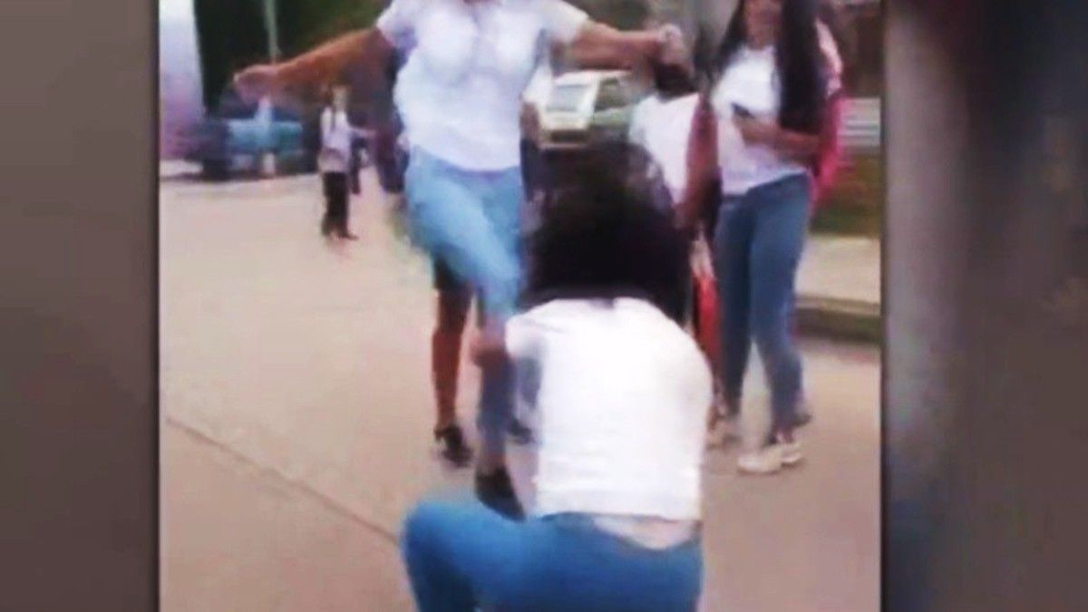 El momento de la brutal patada en la cara a otra estudiante. Fuente: Rosario 3.