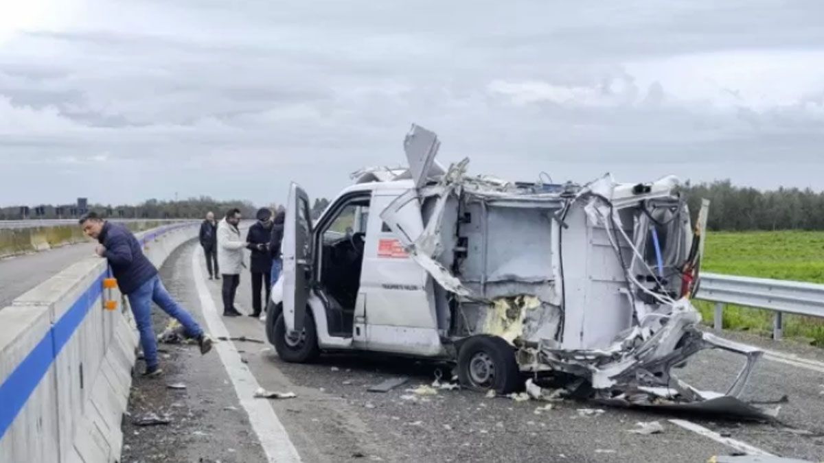 Los restos de la camioneta atacada con granadas en Italia y el peritaje de la policía. (Foto: Gentileza buonasera 24)