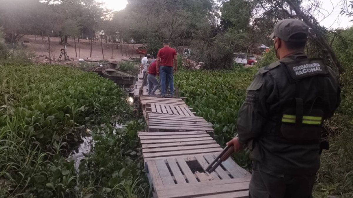 Con unas simples maderas se puede cruzar en varios de los miles de kilómetros de la frontera Argentina (Foto: gentileza LMonline).
