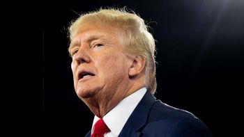 Donald Trump, expresidente de Estados Unidos, fue uno de los que saludó muy efusivamente al nuevo presidente de los argentinos, Javier Milei. (Foto Gentileza BBC) Donald Trump, expresidente de Estados Unidos, fue uno de los que saludó muy efusivamente al nuevo presidente de los argentinos, Javier Milei. (Foto Gentileza BBC)