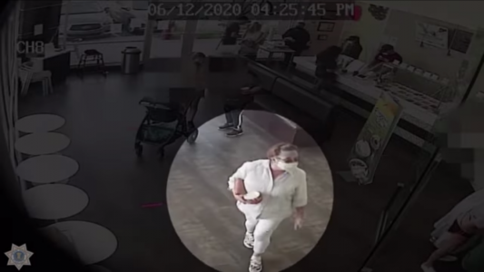 Una mujer se quitó el tapabocas y tosió sobre el rostro de un bebé hispano