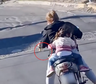 Indignación por el video de una mujer en moto junto a su hija y una cerveza en la mano