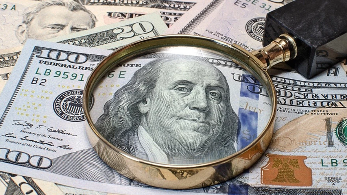 El dólar blue retrocedió quince pesos este miércoles