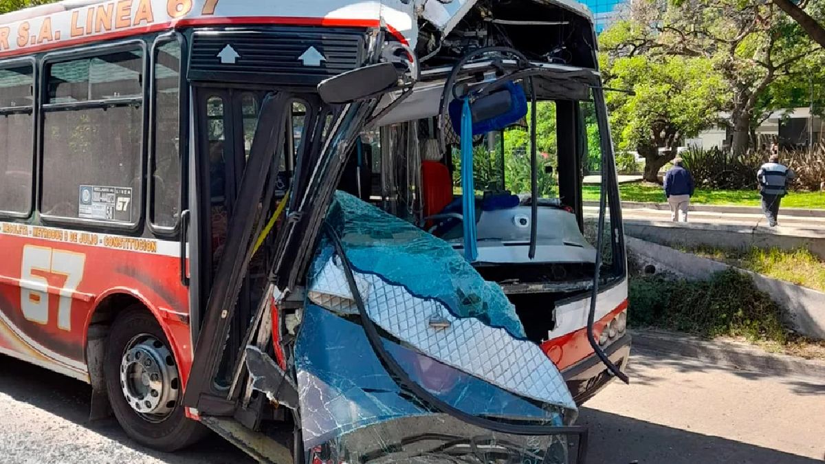 El colectivo de la línea 67 impactó la parte trasera de un colectivo de la línea 17.&nbsp;