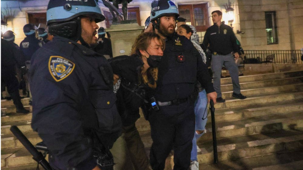 Violencia en una famosa universidad de EE.UU.: desalojos