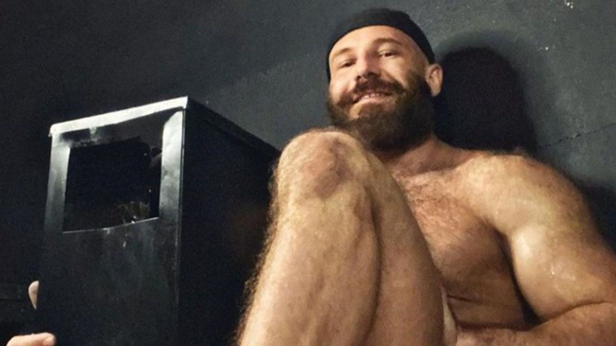 El fisicoculturista ruso que se casó (y se separó) con una muñeca inflable ahora está enamorado de un cenicero.