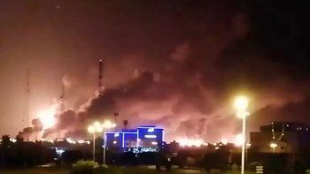 Por un ataque a plantas petroleras en Arabia Saudita, se dispara el precio del crudo