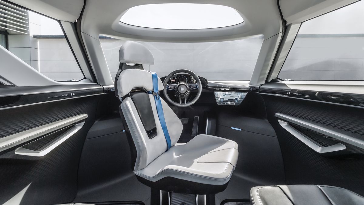 Cabina: centro flexible: la posición central del asiento está impregnada de simbolismo y subraya la autodeterminación que representan los autos deportivos Porsche. El asiento se puede girar 180 grados con un movimiento de muñeca. La cabina se convierte en un centro de comunicaciones. Cinco instrumentos redondos están en este viaje hacia el futuro; esto mantiene la tradición y es parte del ADN de la marca. Los botones hápticos también tienen una razón de ser.