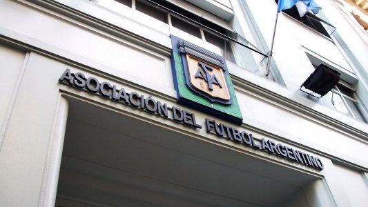 Allanaron la AFA y cuatro clubes de Primera por una causa de evasión y lavado vinculada a un representante de futbolistas