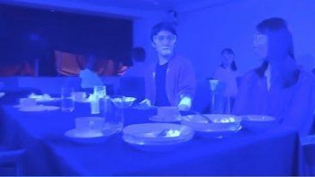 Experimento: utilizaron pintura fluorescente para mostrar cuán rápido se propaga un virus en espacios públicos
