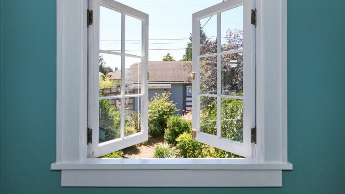 Una ventana entreabierta